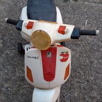 Vespa grande giocattolo a batteria PEG Perego