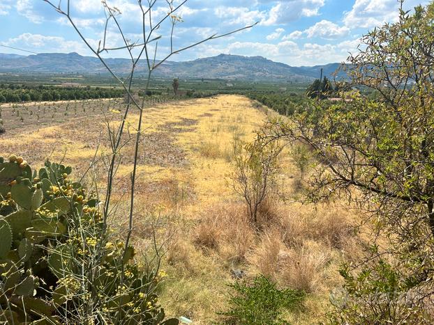 Terreno con strada su Ss417 zona Mineo-Grammichele