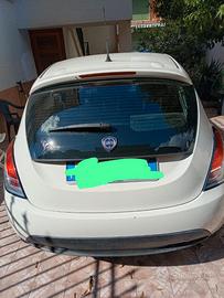 Auto lancia y