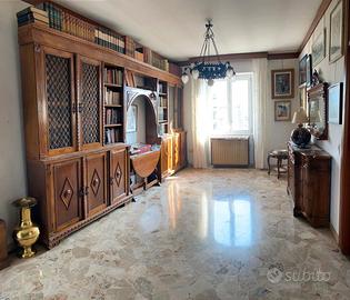 Libreria in legno massello intagliato