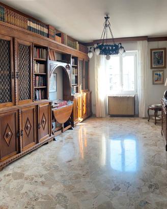 Libreria in legno massello intagliato