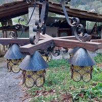 Lampadario ferro battuto e legno