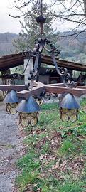 Lampadario ferro battuto e legno