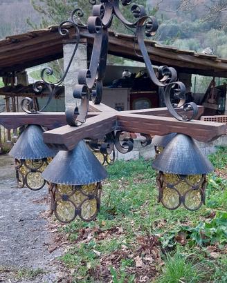 Lampadario ferro battuto e legno