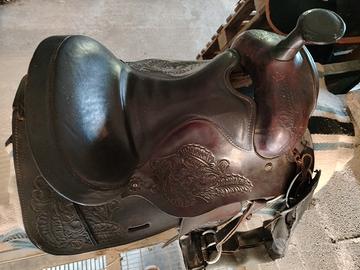 sella e testiera per cavallo 