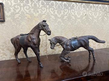 Coppia di cavalli originali in pelle e cuoio.