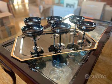 Coppe di acciaio con vassoio coordinato