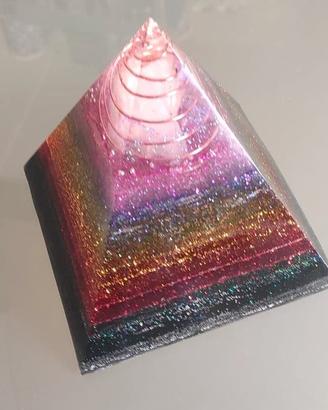 Piramide orgonite artigianale 15 cm - lampada
