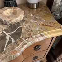 Cassettone in stile Luigi XV con piano in marmo.