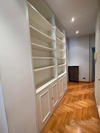 Libreria a parete di legno massello bianca