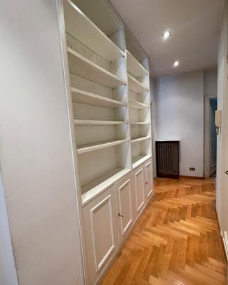 Libreria a parete di legno massello bianca