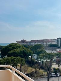 Vista mare a settembre con parcheggio