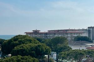Vista mare a settembre con parcheggio