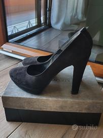 Scarpe scamosciate nere con tacco