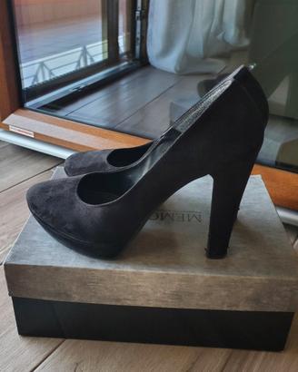 Scarpe scamosciate nere con tacco