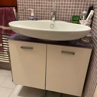 Mobile da bagno con lavabo e rubinetteria