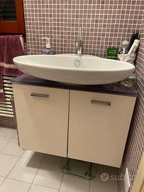 Mobile da bagno con lavabo e rubinetteria