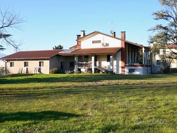 VILLA CON PARCO: luminosità, privacy e spazi pe...