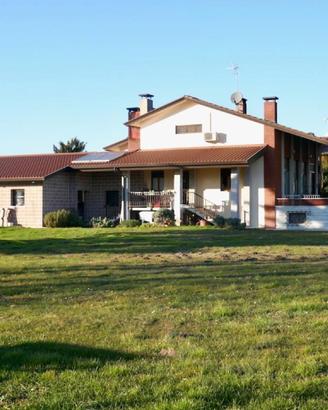 VILLA CON PARCO: luminosità, privacy e spazi pe...