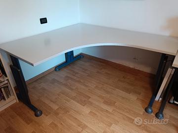 Scrivania angolare da ufficio