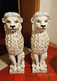 Leoni seduti, in ceramica