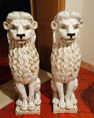 Leoni seduti, in ceramica