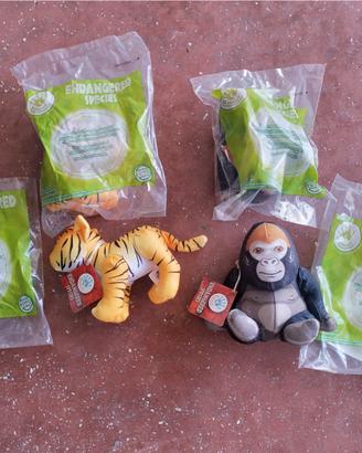 Piccoli peluche tigre e gorilla confezionati