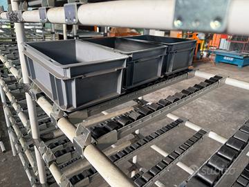 Rulliera scaffalatura con contenitori