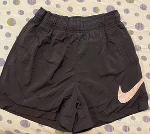 Pantaloncini neri Nike donna