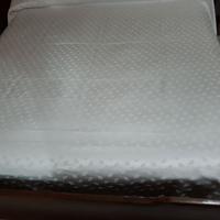 Copriletto bianco con effetto raso