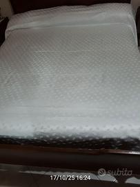 Copriletto bianco con effetto raso