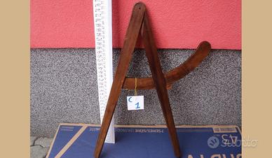 Conpasso depoca in legno pulito e lucidato a cera