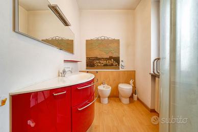 Mobile bagno con lavabo e specchio