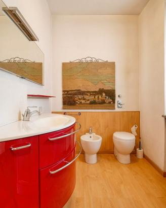 Mobile bagno con lavabo e specchio