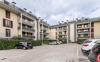 DUE LOCALI E SERVIZI CON GIARDINO PRIVATO, POSTO A