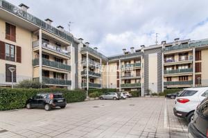 DUE LOCALI E SERVIZI CON GIARDINO PRIVATO, POSTO A