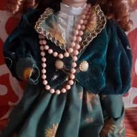 Bambola in porcellana da collezione