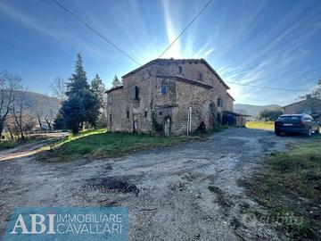 Rustico / Casale di 100000 m² con più di 5 locali 