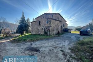 Rustico / Casale di 100000 m² con più di 5 locali 