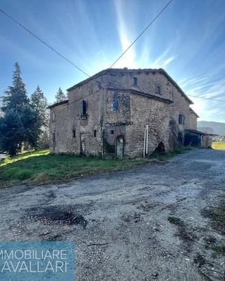 Rustico / Casale di 100000 m² con più di 5 locali 
