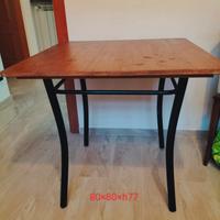 tavolo di legno con base in ferro 