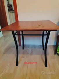 tavolo di legno con base in ferro 