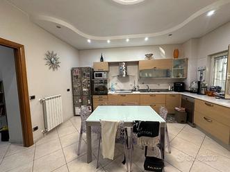 CASA SEMINDIPENDENTE A NAPOLI