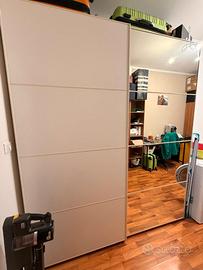 Armadio IKEA PAX con ante scorrevoli e specchio