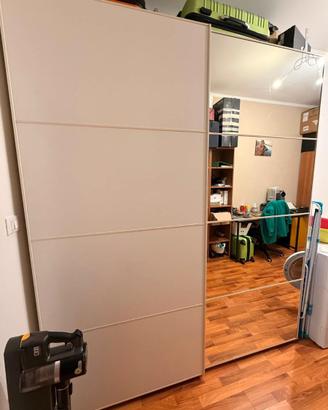 Armadio IKEA PAX con ante scorrevoli e specchio