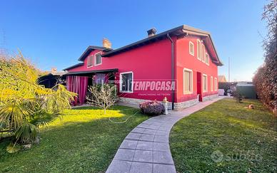 SPLENDIDA VILLA UNIFAMILIARE CON BOX AUTO, GIARDIN