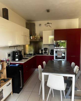 CUCINA CON ELETTRODOMESTICI