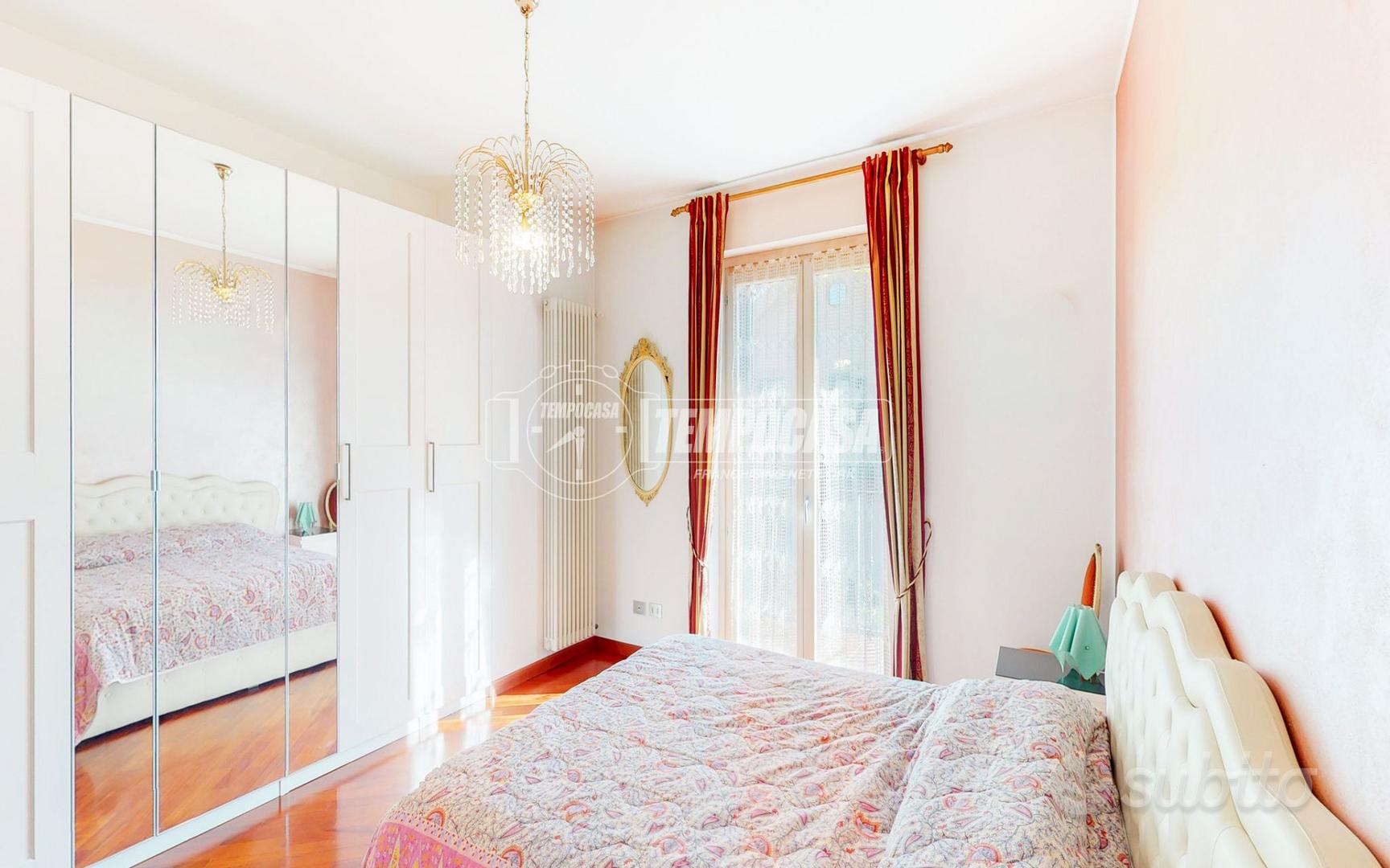 VILLA INDIPENDENTE, LIBERA SU TRE LATI, IN VIA PIA - Vista 3