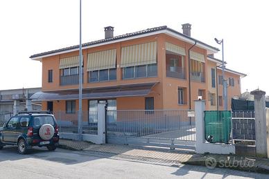 Immobile,laboratorio con alloggi ,magazzini ecc
