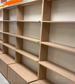 Mobili a scaffale con armadietti
